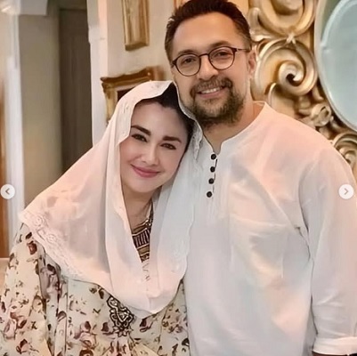 Gambar: Juharson Estrella Sihasale alias Ari Sihasale bersama istri. | Instagram